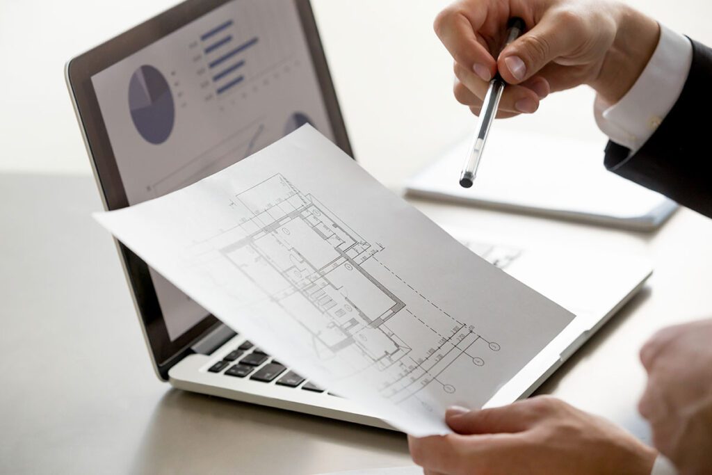 Valor de referencia catastral: qué es, a qué impuestos afecta y cómo actuar si no estás de acuerdo 3 Persona revisando documentación para recurrir el valor de referencia catastral de un inmueble