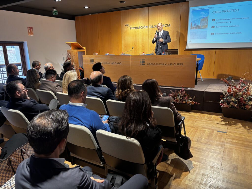 Emiliano Carrillo durante su ponencia en el desayuno directivo de ADIMUR y Carrillo.