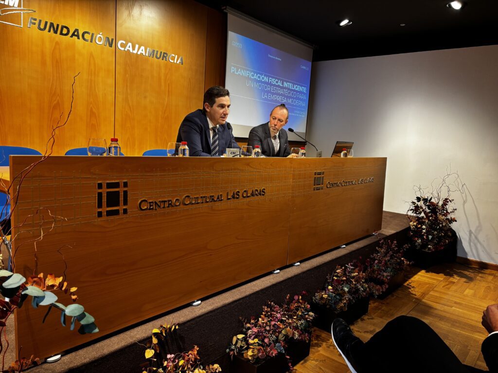 Intervención durante el desayuno directivo de ADIMUR y Carrillo, con participación del presidente de ADIMUR y del responsable del área fiscal de Carrillo.