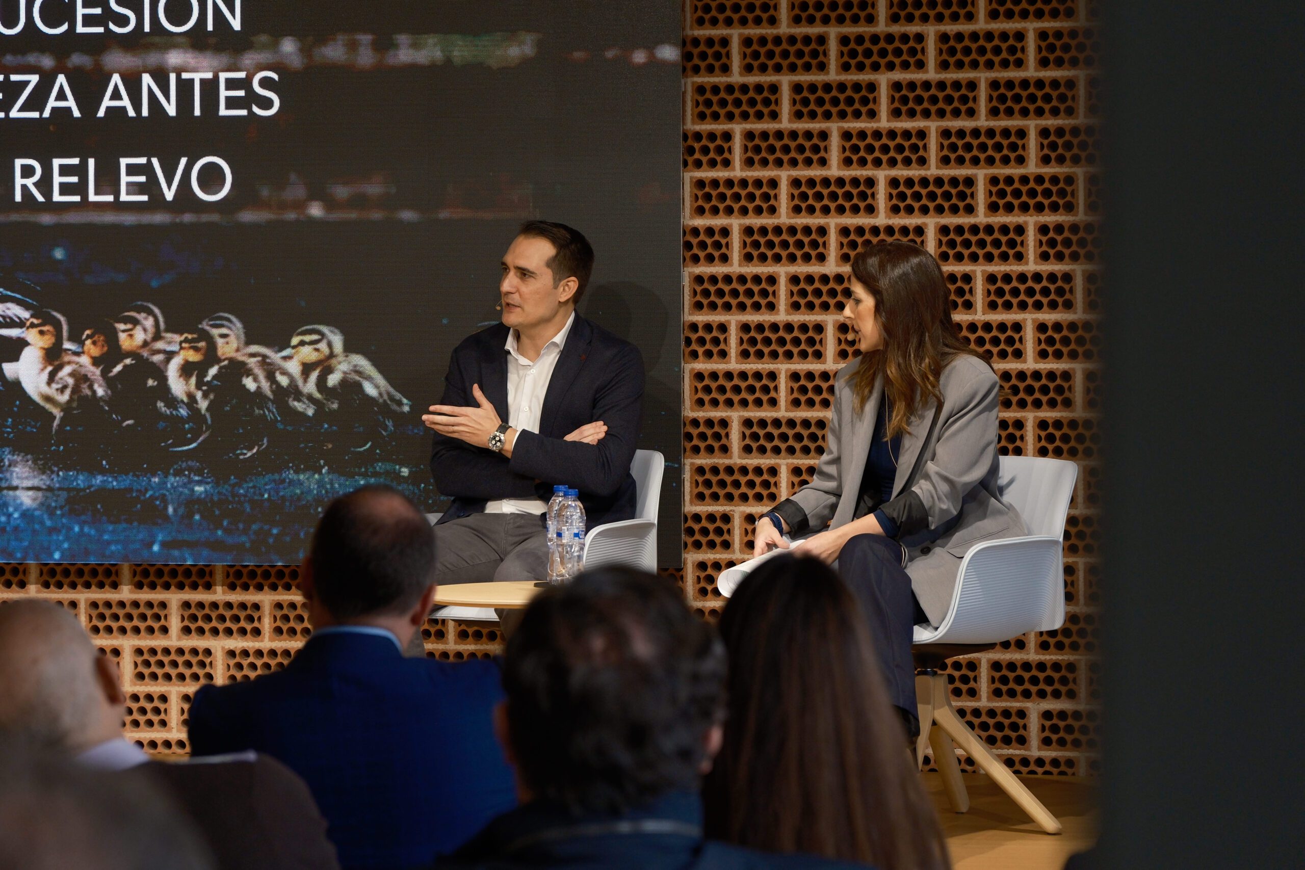 Soraya Martínez, abogada de Carrillo, y el notario Pablo Alonso durante la jornada sobre sucesión en la empresa familiar