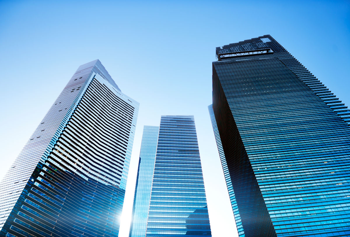 Holding extranjera: cuándo puede ahorrar impuestos y cuándo puede salir caro 3 Rascacielos corporativos que simbolizan estructuras empresariales internacionales y holding extranjera