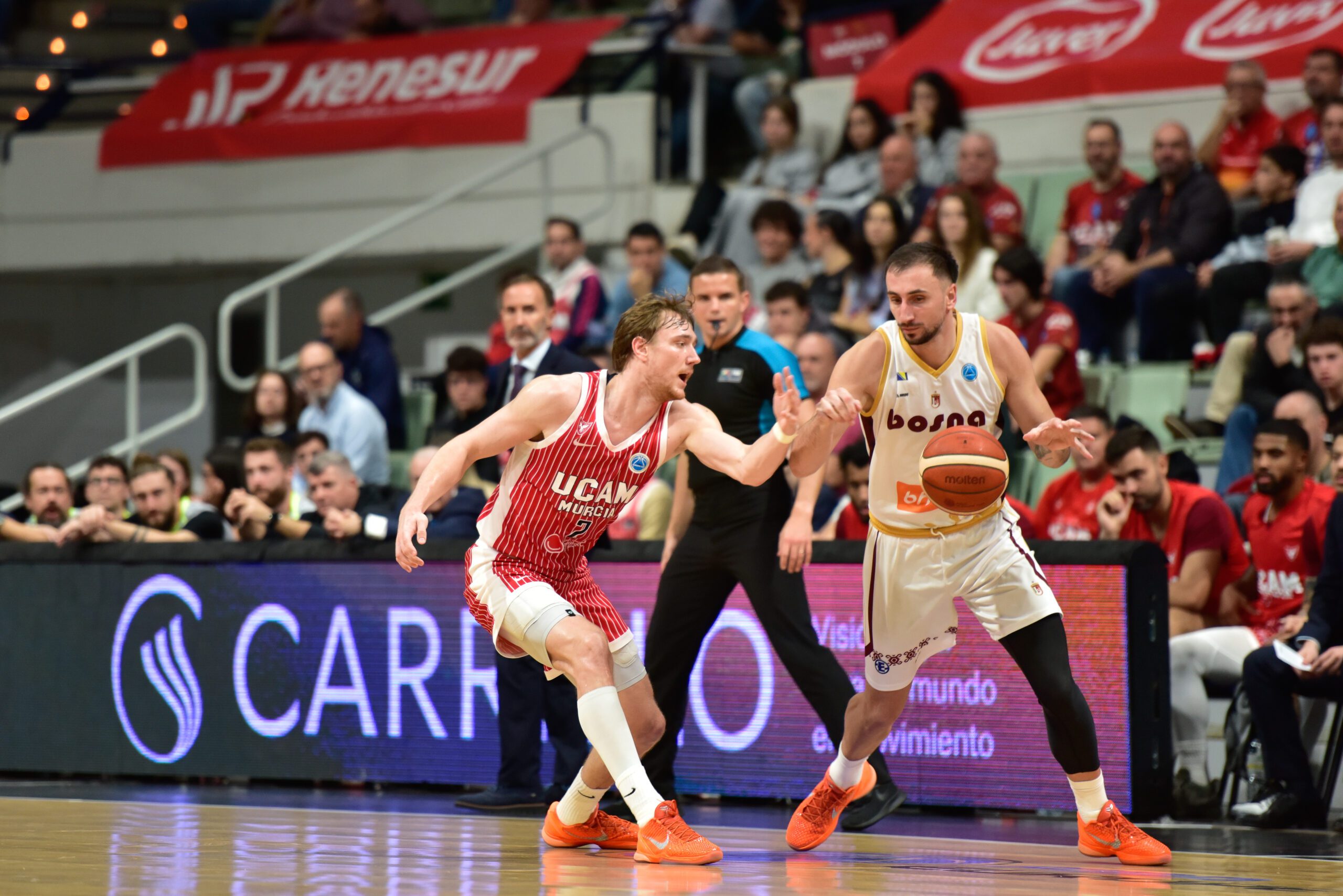 Jugadoras durante un partido de baloncesto vinculado al asesoramiento de Carrillo Deportes a clubes deportivos