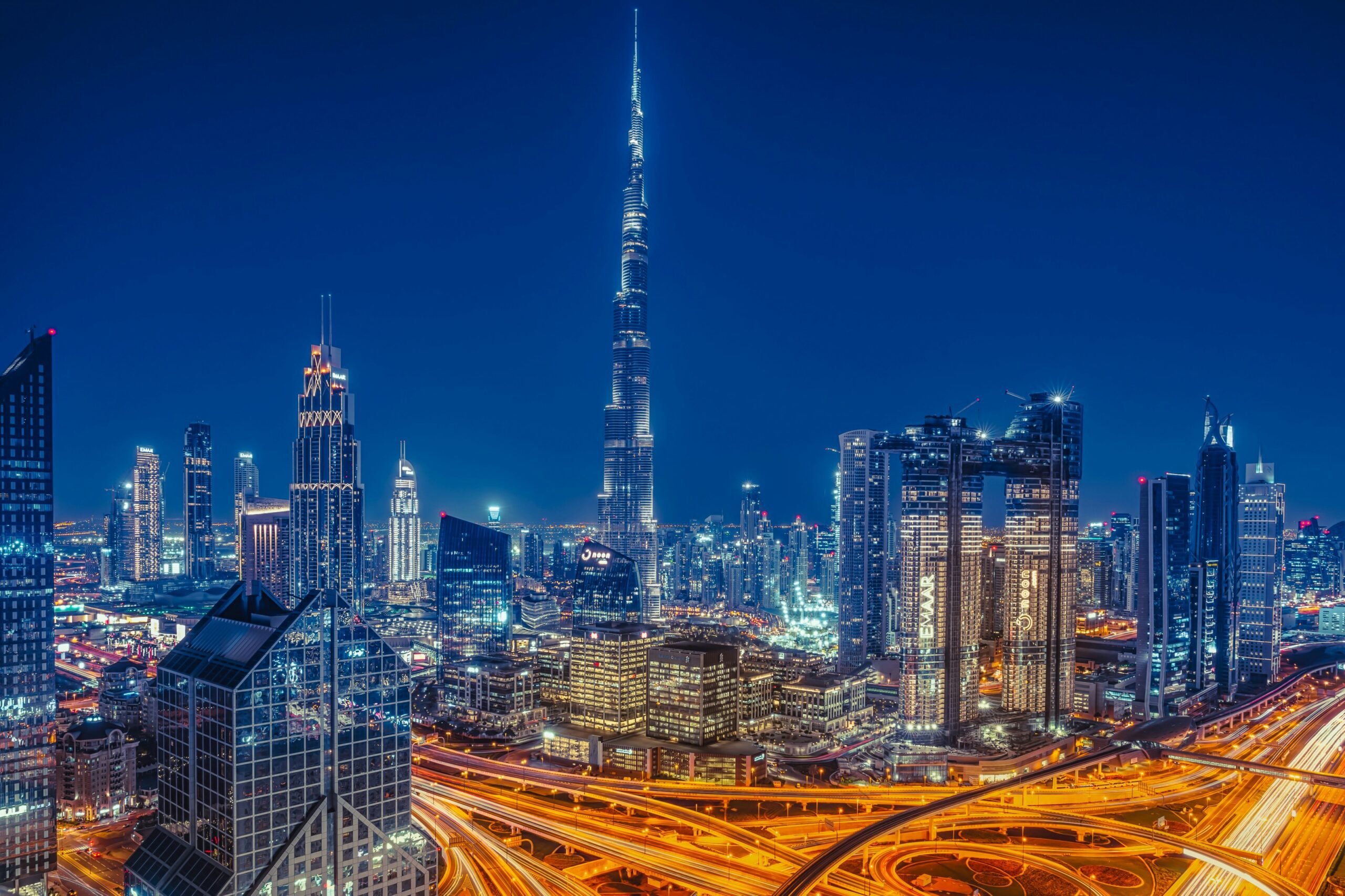 Trasladar la residencia a Dubái desde España: cuándo tiene sentido y cómo hacerlo correctamente 5 Skyline nocturno de Dubái con el Burj Khalifa, como imagen de apoyo para un artículo sobre traslado de residencia desde España.