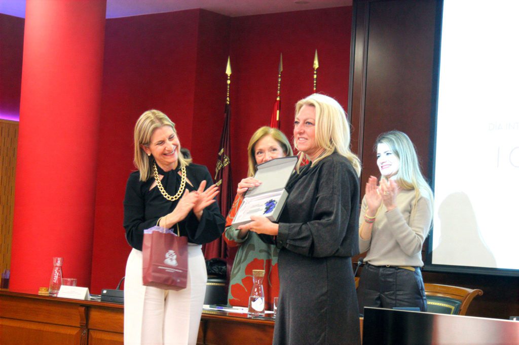 María del Mar Carrillo, a partner at Carrillo, was recognized as an “Inspiring Woman” by the Murcia Bar Association 1 María del Mar Carrillo recibe el premio Mujeres que inspiran de manos de la decana del ICAMUR Maravillas Hernández