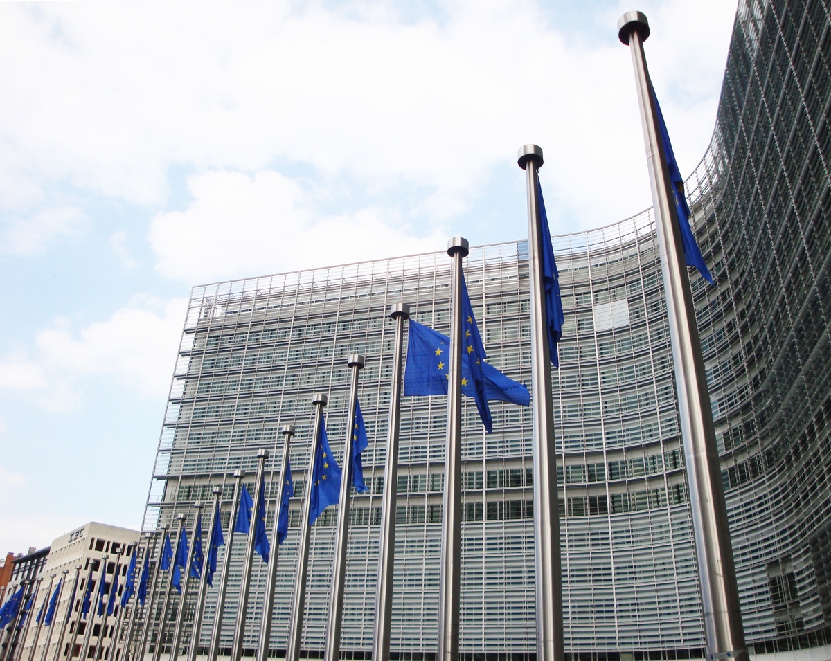 Spain Opens the Door to Refunds of Withholdings to Non-Residents 2 Banderas de la Unión Europea y normativa sobre devolución de retenciones a no residentes