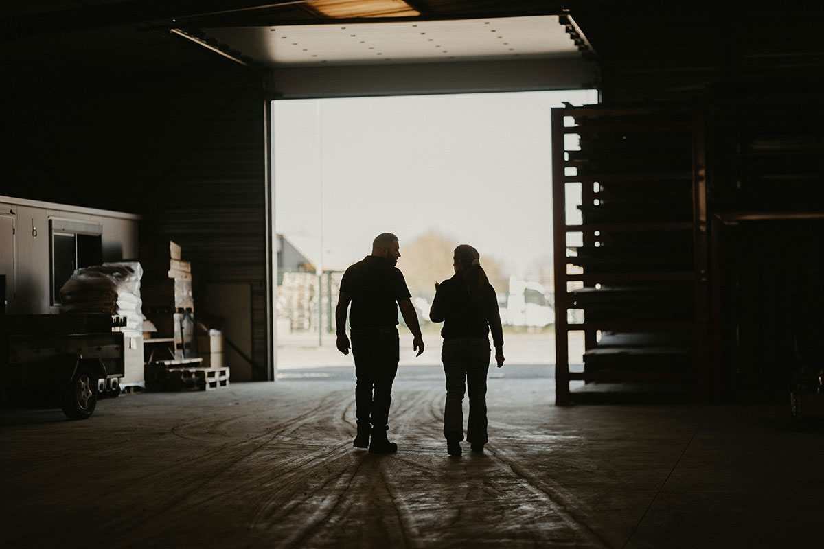 15 Advantages of a Holding Company Structure for Family-Owned Businesses 5 Empresario y sucesor caminando por la nave industrial para planificar la sucesión