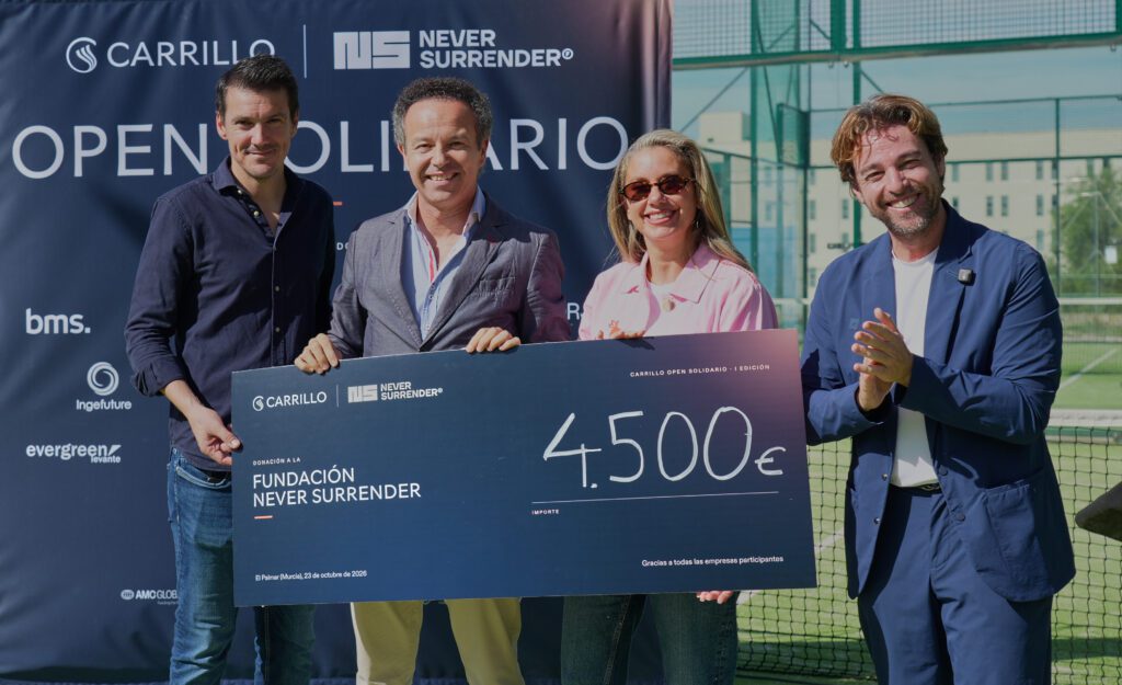 El Carrillo Open Solidario recauda 4.500 euros para Never Surrender 1 Entrega del cheque de 4.500 euros a la Fundación Never Surrender durante el Carrillo Open Solidario.