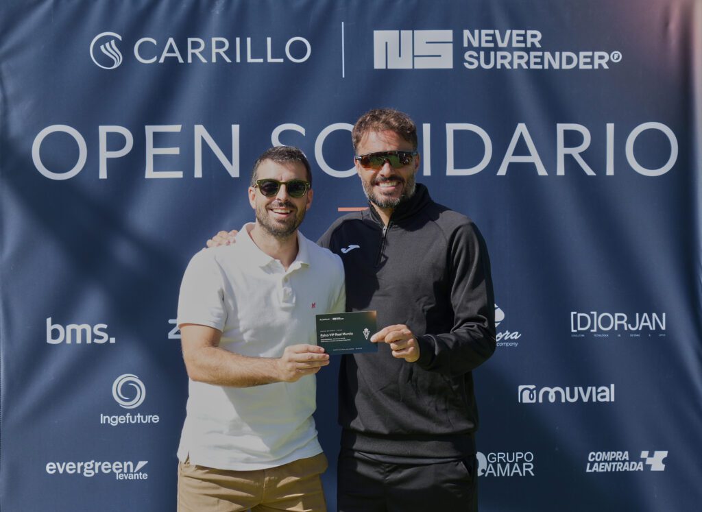El Carrillo Open Solidario recauda 4.500 euros para Never Surrender 2 Pedro León, presidente del Real Murcia, entrega el premio de un Palco VIP durante el Carrillo Open Solidario.